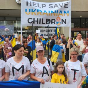 “Close the Ukrainian sky”: People in Brussels Gather at the European Parliament After the Shelling of “Okhmatdyt”