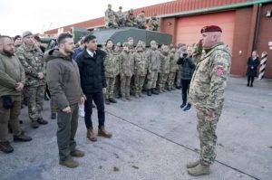 Зеленский увидел своими глазами, как проходят учения для управлением танками Challenger