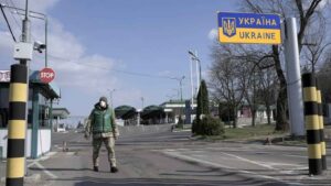 Сколько стоит пропуск в мирную жизнь: в Украине торгуют разрешениями на выезд за границу