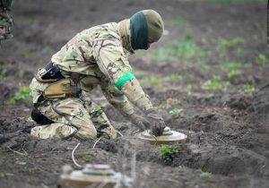 Земля, на якій не можна жити: на розмінування України може піти 30 років