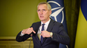 Незамінний Єнс. Столтенберга не відпускають з посади глави НАТО