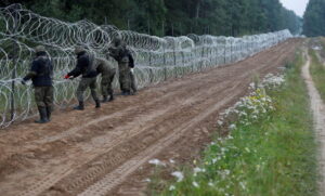 На кордоні між Польщею і Білоруссю загострення: направлено тисячу солдат і двісті одиниць бронетехніки