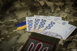 Доплати військовим до 100 тис грн: чому уряд лихоманить