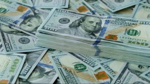 Долари не безкінечні: чи закінчитися в обмінниках американська валюта?